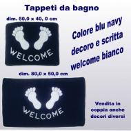 Coppia tappeti da bagno, due misure, con decoro bianco piedi e scritta welcome su fondo blu navy 