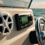 Impianti audio nautici: qual è la tecnologia ideale per musica senza interferenze in mare?